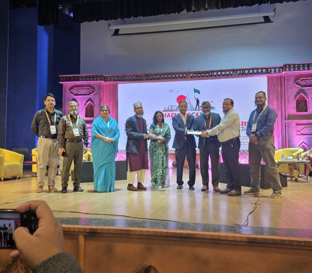 হেমাটোকন ২০২৬-এ বেস্ট মডারেটর অ্যাওয়ার্ড গ্রহণের মুহূর্ত